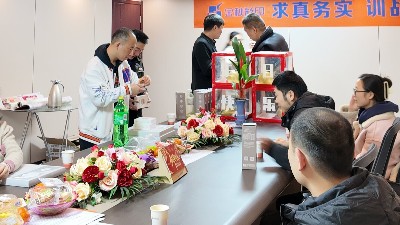 金秋彩印举办员工生日会