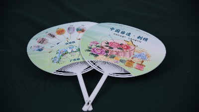 广告扇子印刷选 PP 塑料还是纸质？金秋彩印为你解惑